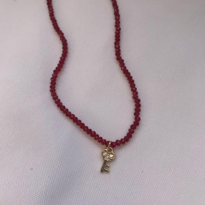 Colar Bolinhas Vermelho com Pingente de Chave Cravejada