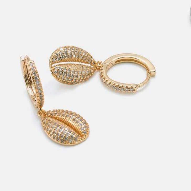 Argola cravejada de click com buzio cravejado pendurado