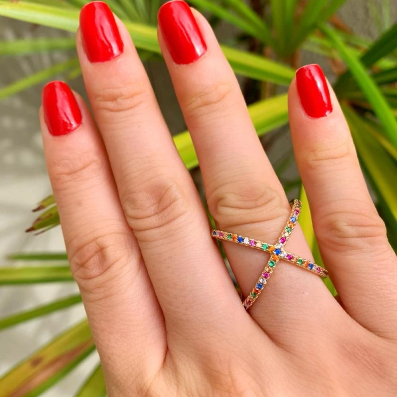 Anel cravejado em micro zirconias colors formato X