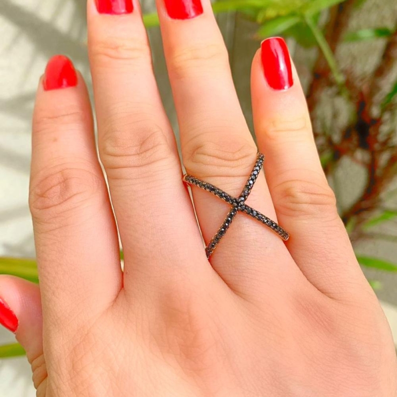 Anel cravejado em micro zirconias pretas formato X