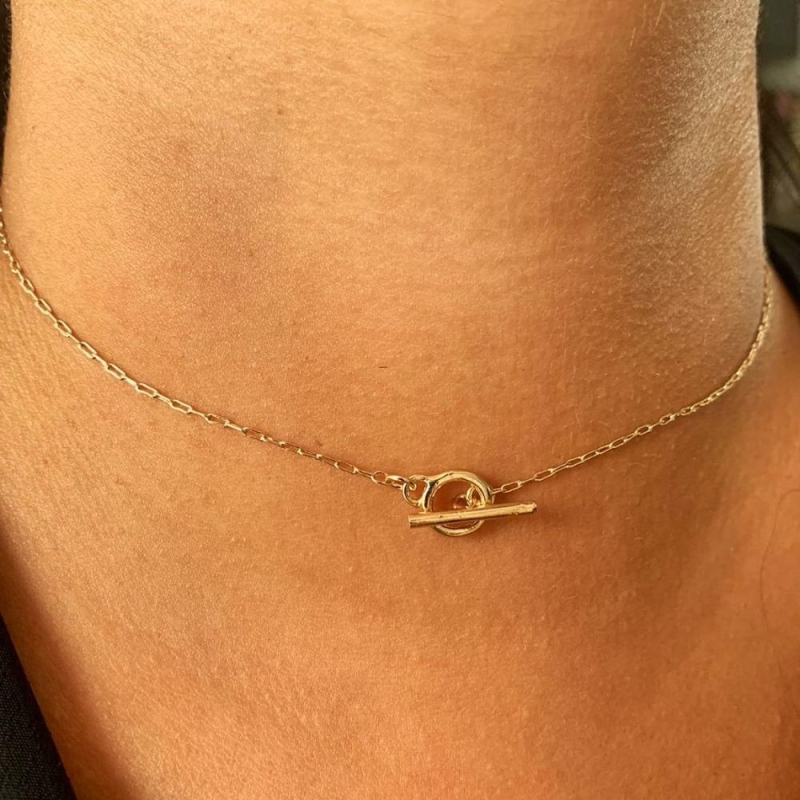 Colar chocker com fecho circulo e haste
