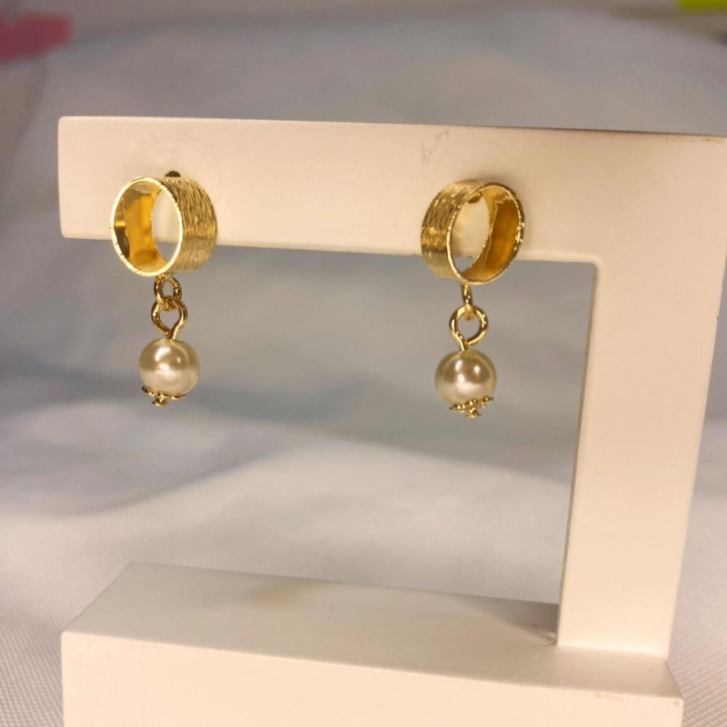 Brinco base canutilho com perola