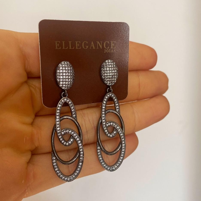Brinco promocional luxo zirconias brancas banho negro