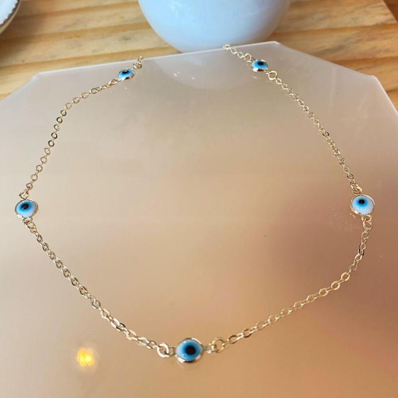 Colar espaçado curto olho branco