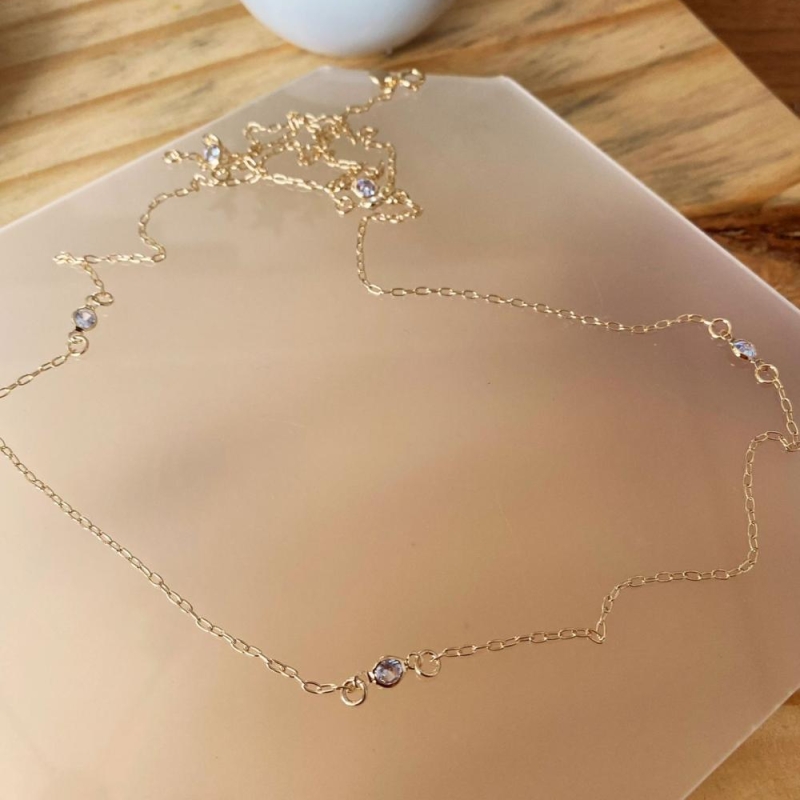 Colar longo pontos de luz intercalados com correntes