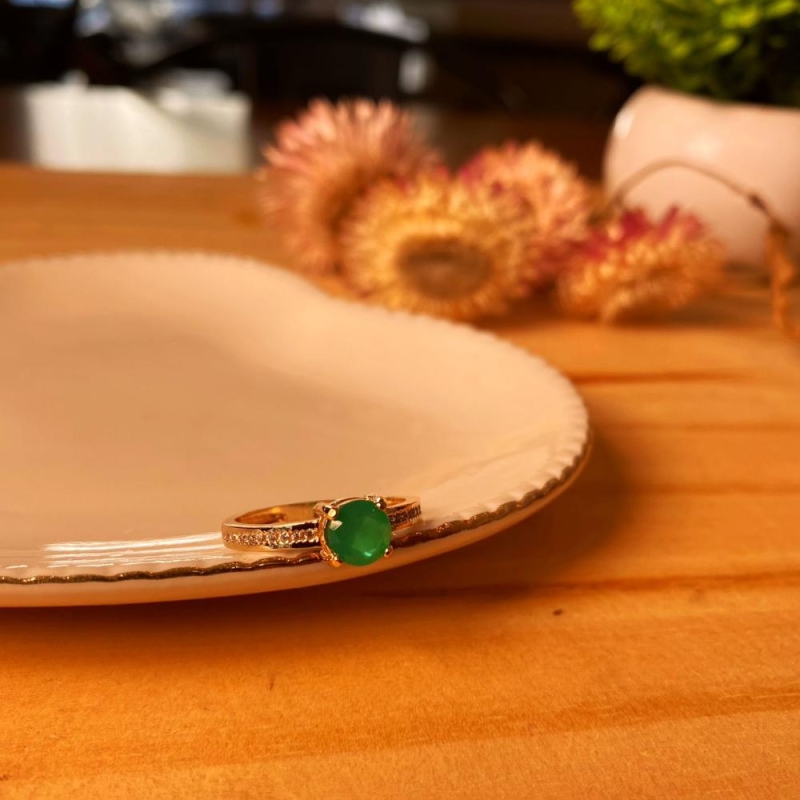 Anel solitário cravejado com pedra verde