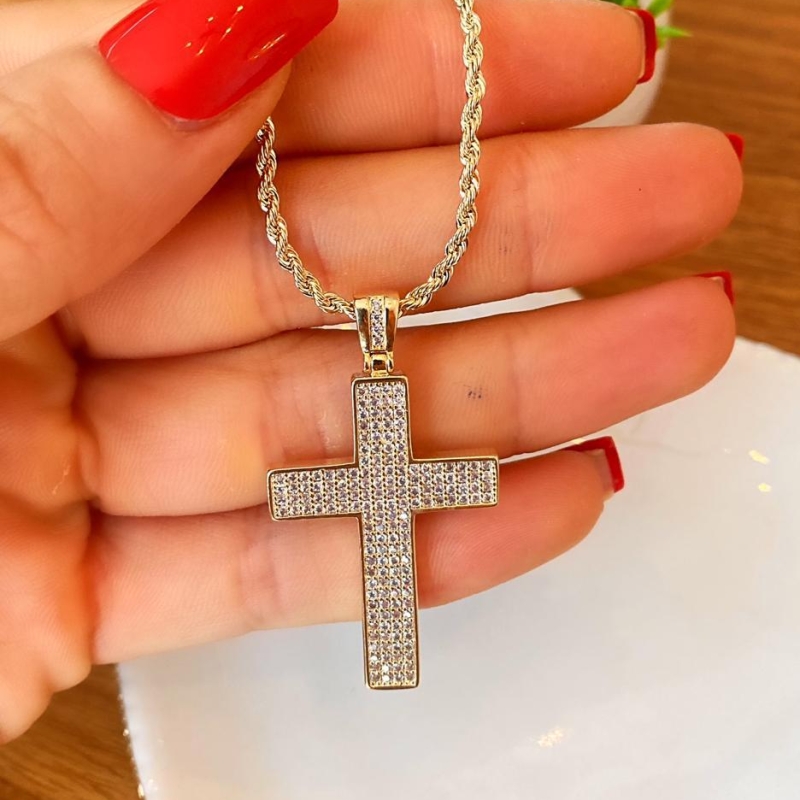 Cruz cravejada com cordao baiano