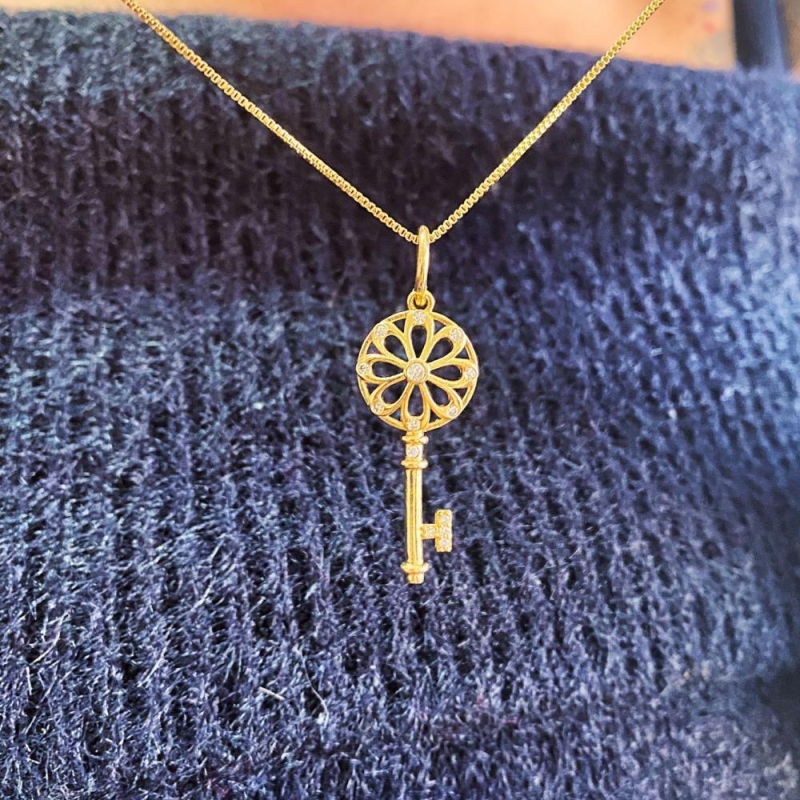 Colar Pingente Chave Cravejada