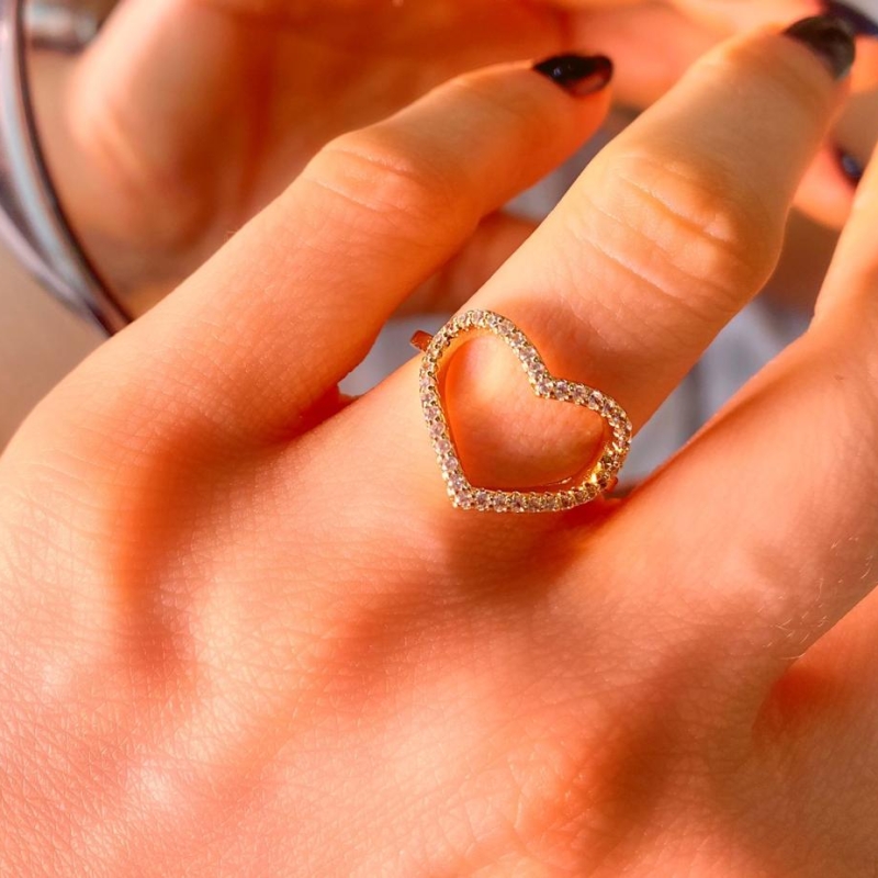 Anel coraçao cravejado vazado