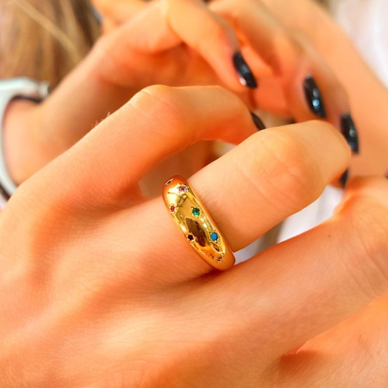 Anel liso com pontos de luz colorido