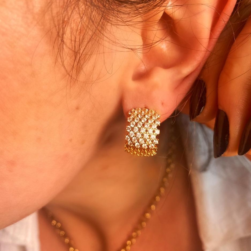 Brinco argola aberta cravejada