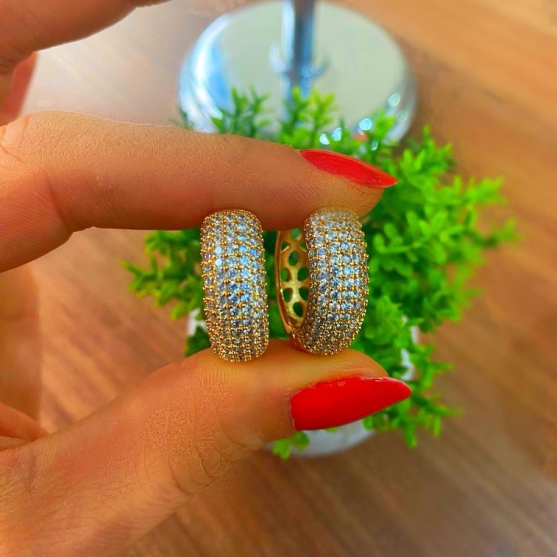 Brinco argola click cravejada G