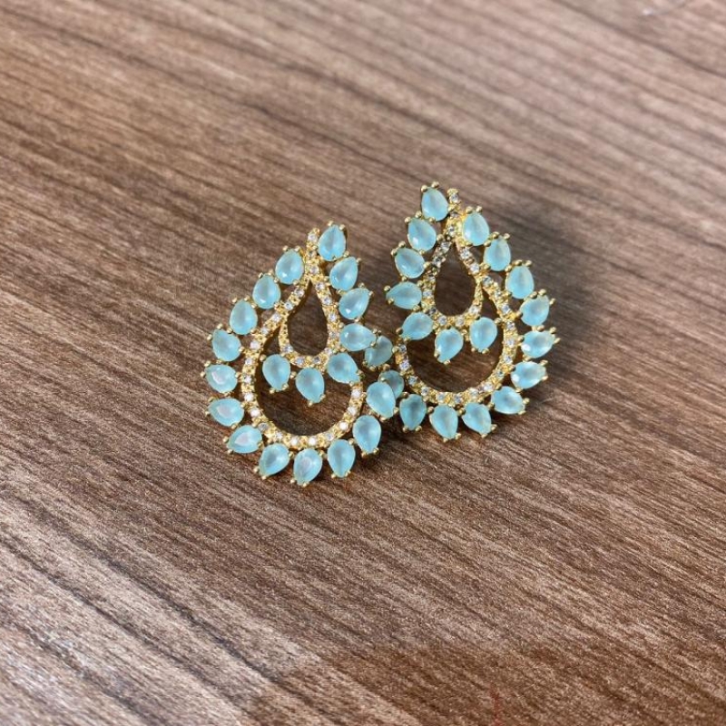 Brinco cristal oval meio cravejado