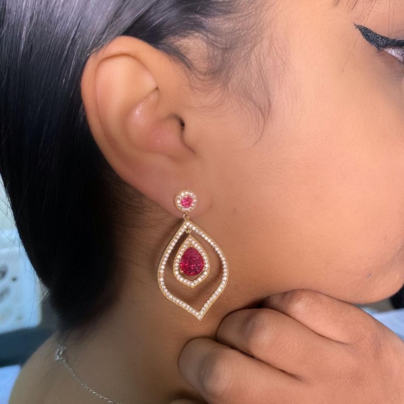 Brinco gota cravejado pedra cristal rosa