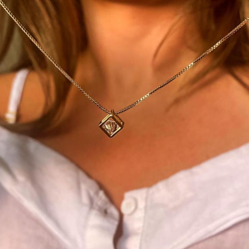 Colar ponto de luz cubo cristal