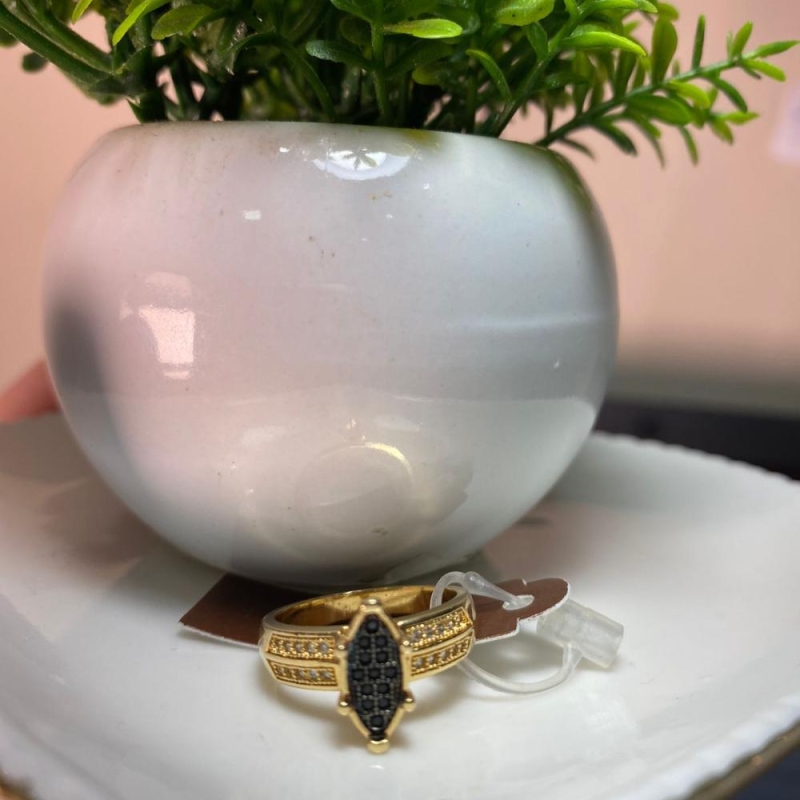 Anel cravejado 6 garras preto