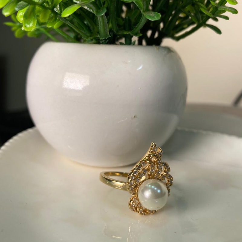 Anel cravejado com perola