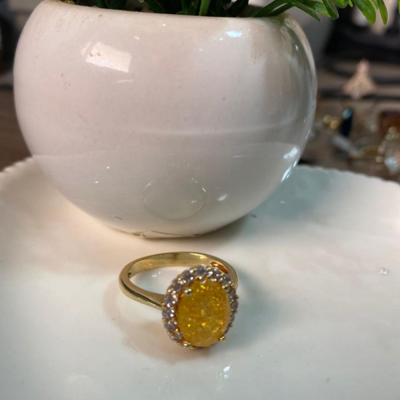 Anel cristal amarelo cravejado na volta