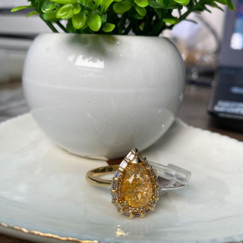 Anel cristal oval com detalhes