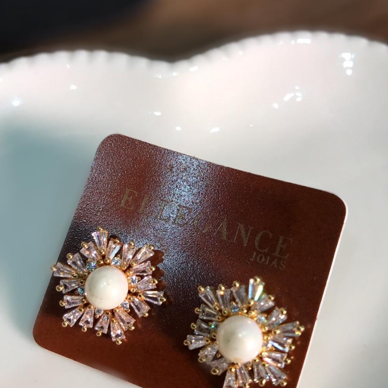 Brinco  com uma perola e um cristal