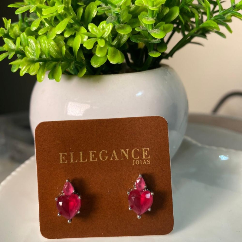Brinco coração com uma gota rosa