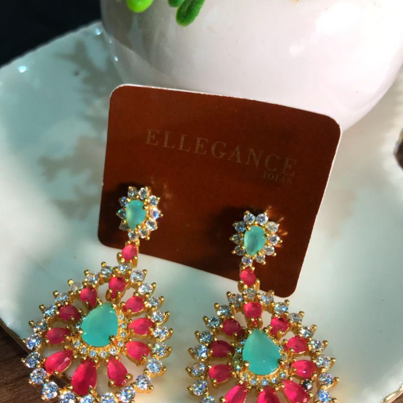 brinco longo cravejado