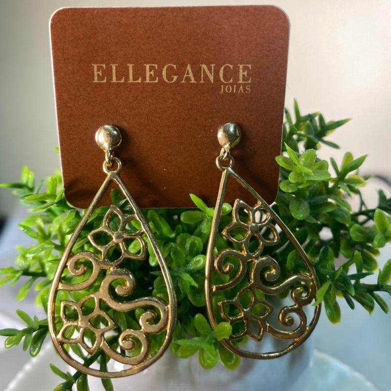 Brinco longo oval flores vazado
