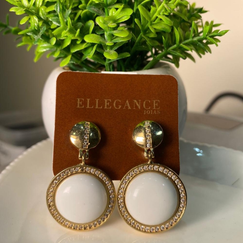 Brinco redondo perola cravejado na volta branco