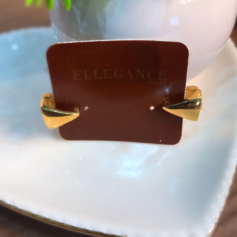 brinco triangulo dourado