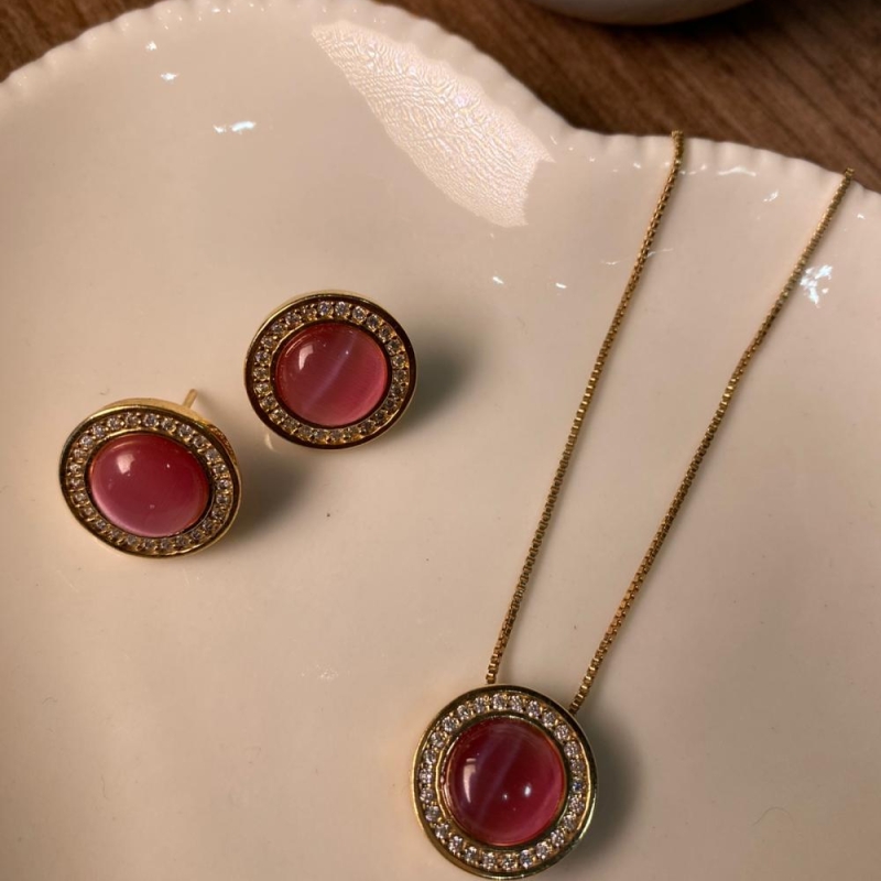 Conjunto brinco colar redondo rosa cravejado na volta