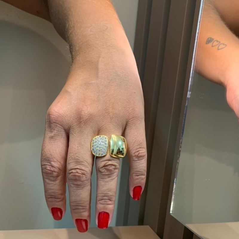 anel dois lado um liso e o outro  cravejado