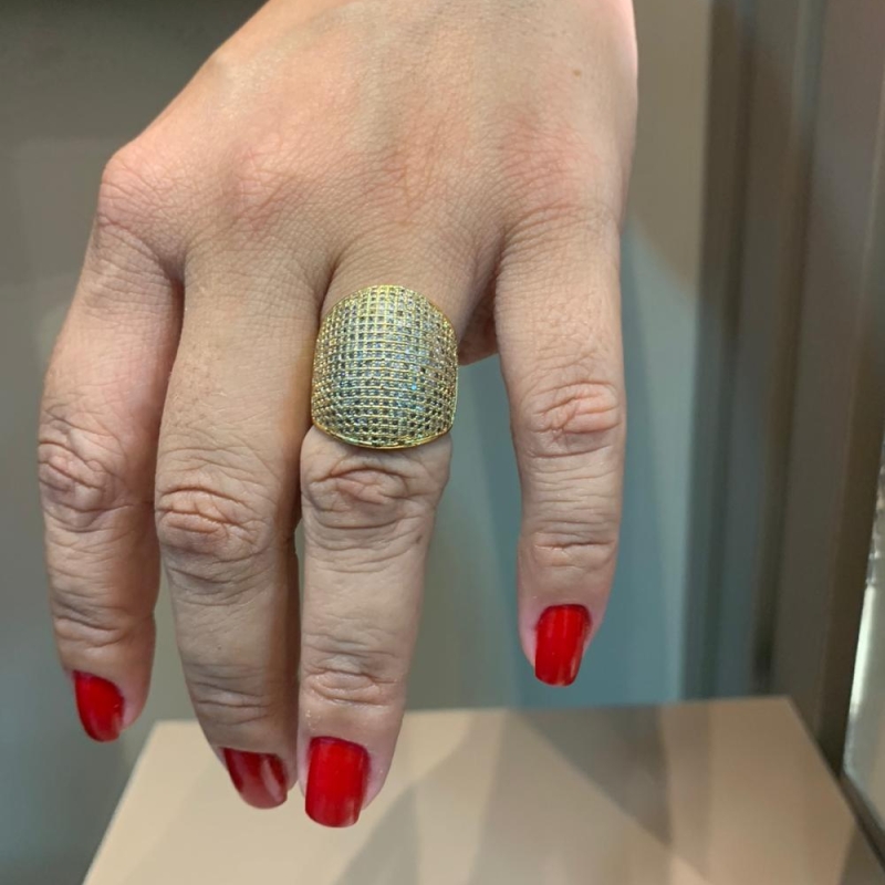 anel dourado cravejado