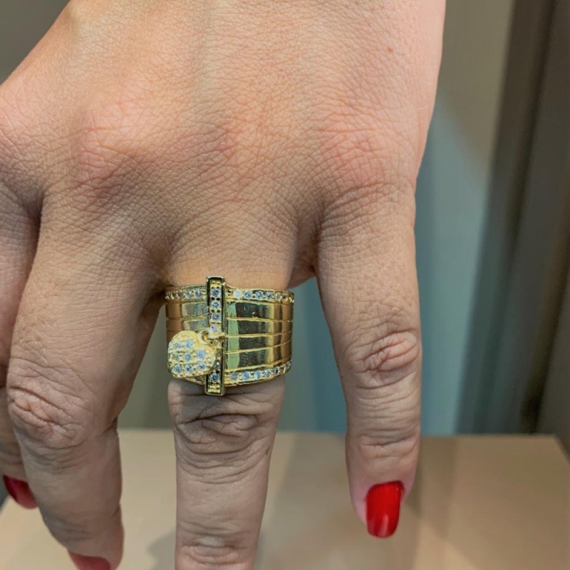 anel quatro linha e ponto de luz, com pingente coração