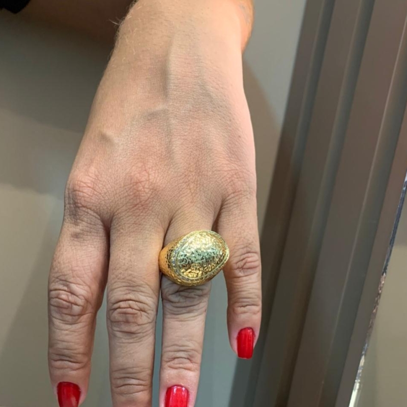 anel redondo formato ovo dourado