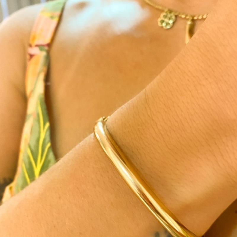 bracelete liso grosso com correntinha