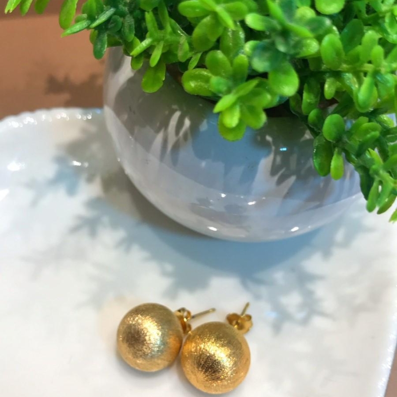 brinco bola dourada pequna