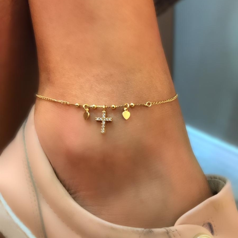 tornozeleira cruz com coraçõezinhos cristal