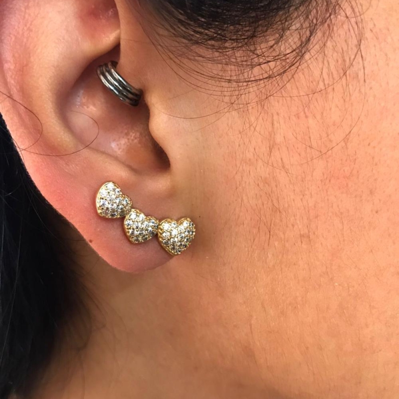 Brinco triplo coração cravejado