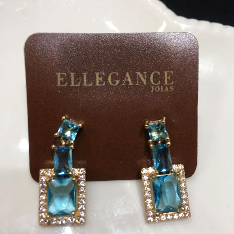 brinco pequeno quadrado azul, com detalhes