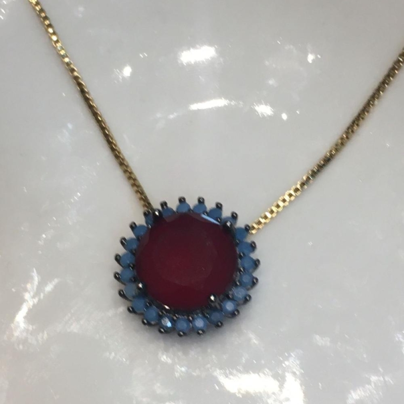 colar cristal redondo vermelho com detalhes azuis