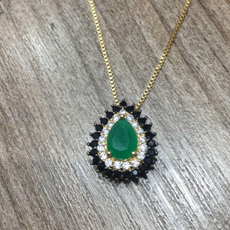 colar cristal verde central e detalhes em preto na borda