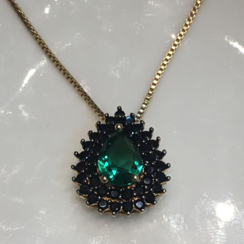 colar cristal verde com detalhes em preto