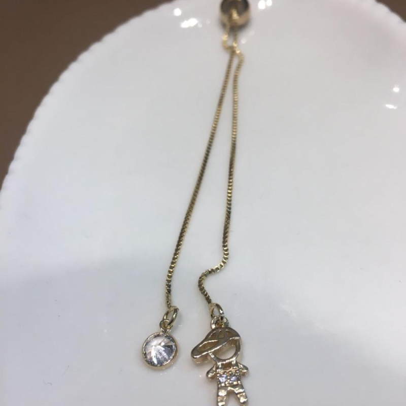 colar gravata, pingente menino e ponto de luz