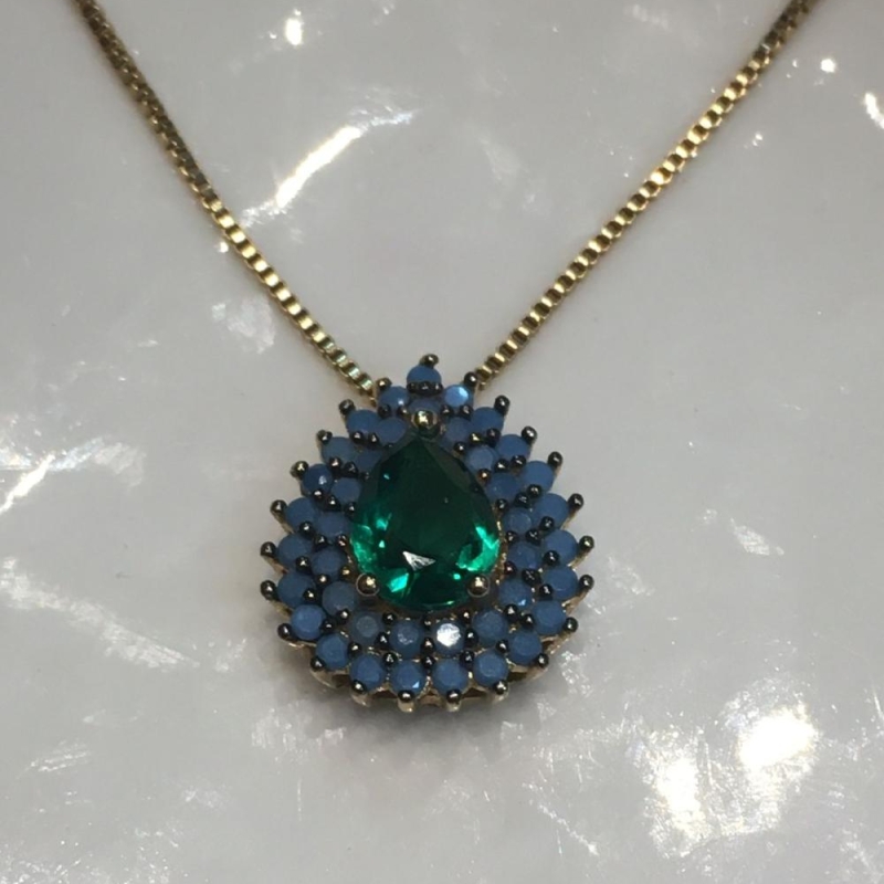 colar pedra verde detalhe azul