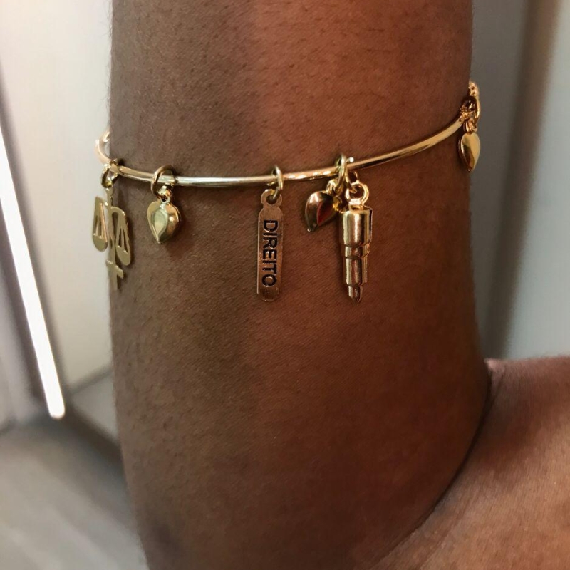 pulseira meia argola, pingentes direito