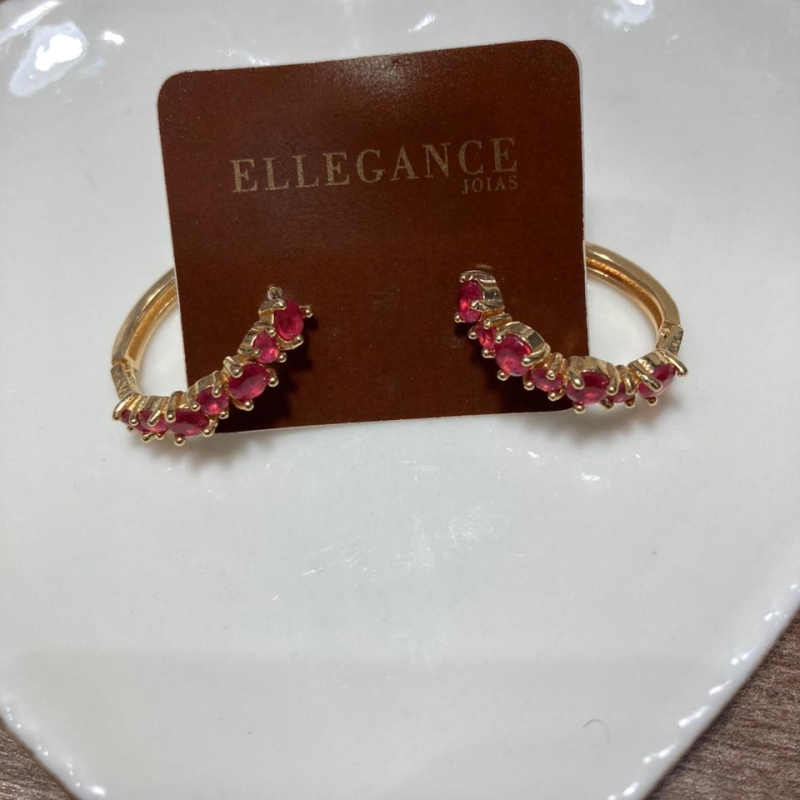 Argola dourada com pedras em rosa