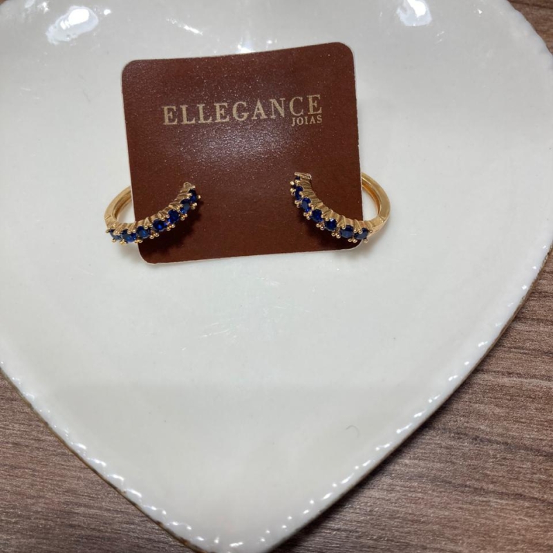 Argola P dourada com pedraria azul escuro