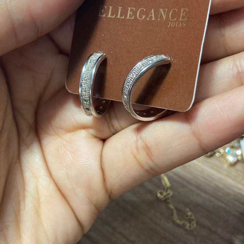 Argola prata com pontos de luz