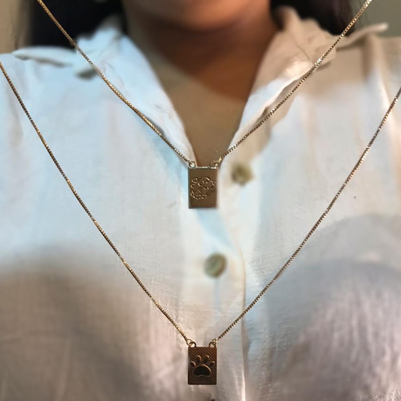 escapulário pata e cachorrinho na veneziana