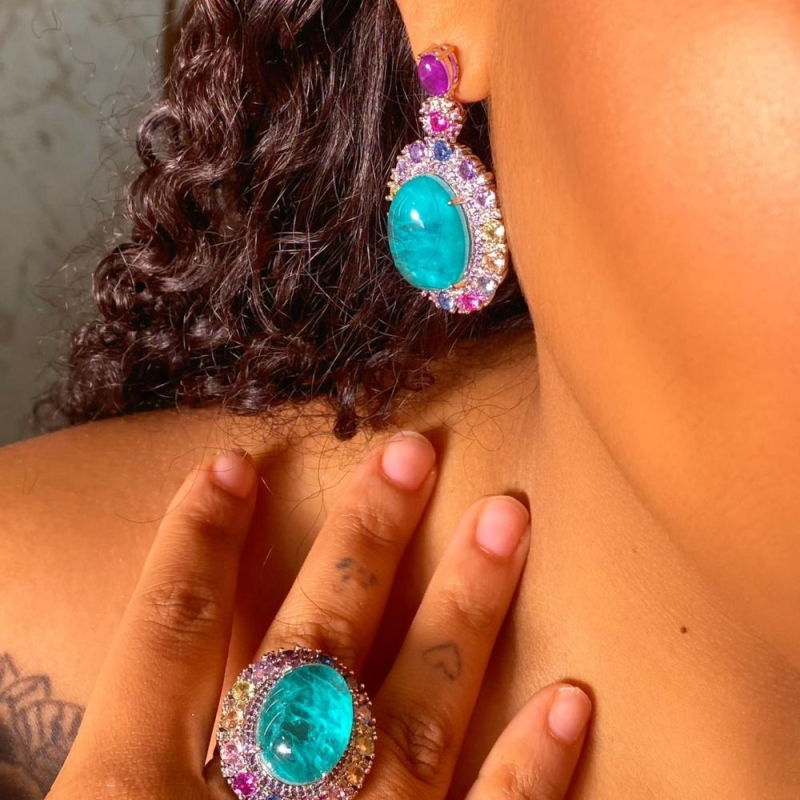 Conjunto cravejado com pedras verdes